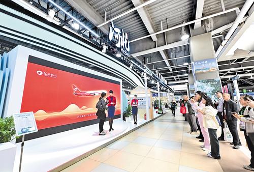 11月6日,在第八届中国国际进口博览会河北省主题展区,河北参展商正在进行路演活动。 本报记者 史晟全摄