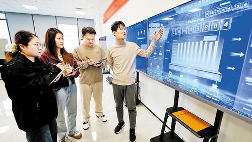 10月28日,在中国电信智慧城市产业园容东数字道路智慧运营中心,工作人员在分析雄安新区交通数据中台的系统数据。 本报见习记者 李 畅摄