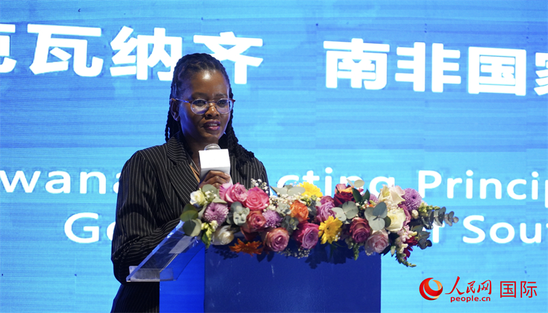 南非国家行政学院代理院长菲迪勒·姆克瓦纳齐致辞。人民网 刘畅摄