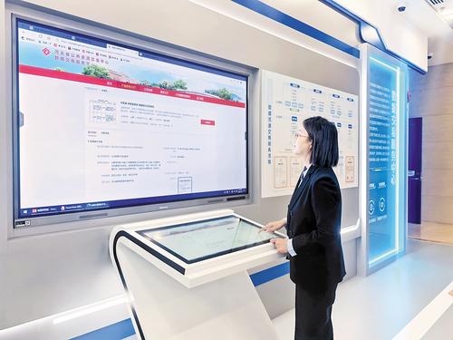 11月4日，河北省数据交易服务中心，工作人员正在交易服务平台上查看该中心上线的数据产品。本报记者 解楚楚摄