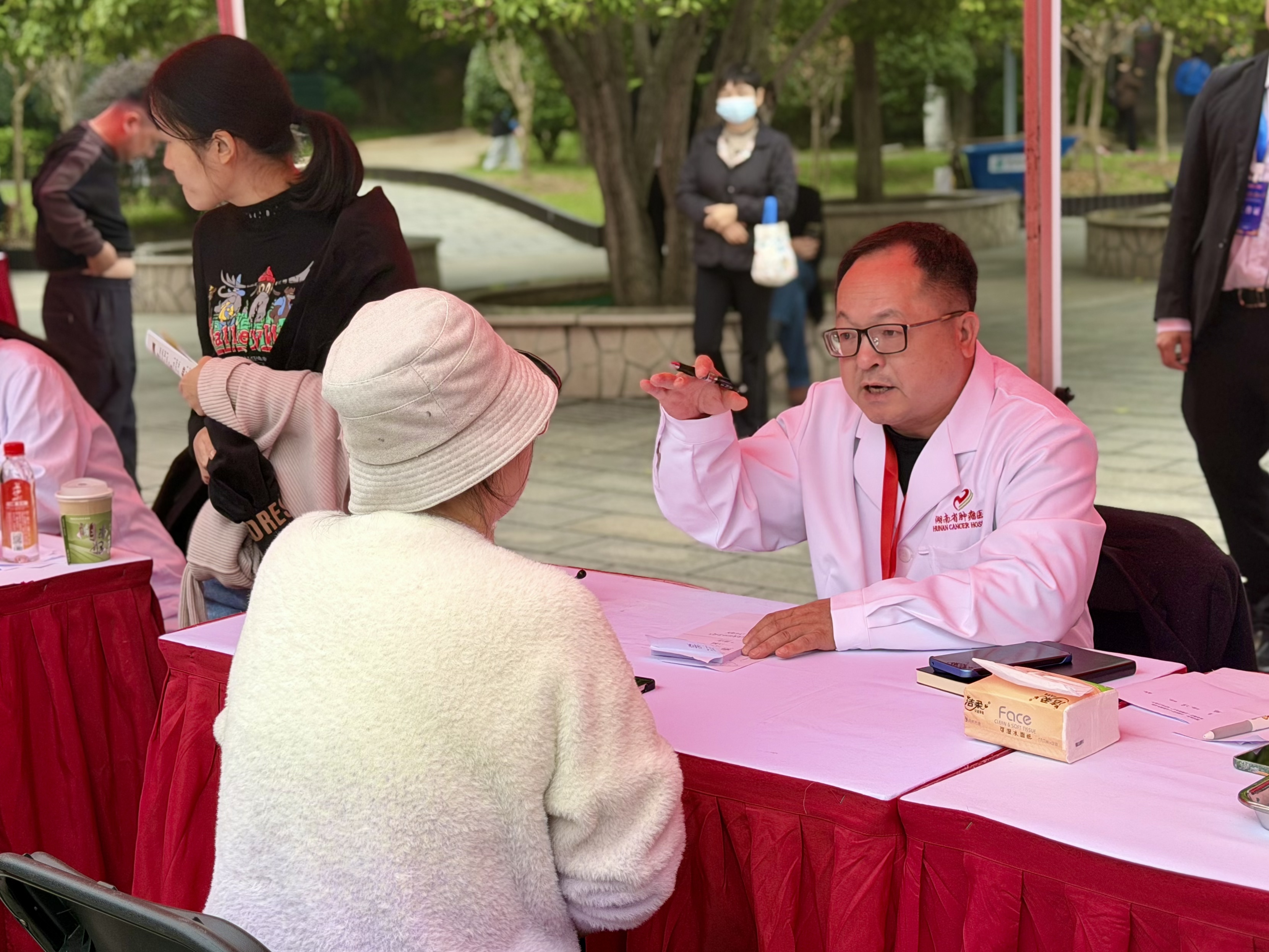 群众在向义诊医生咨询。人民网记者 丁亦鑫摄