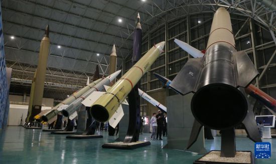 11月12日，民众在伊朗首都德黑兰举办的展览上参观新型导弹。新华社记者 沙达提 摄