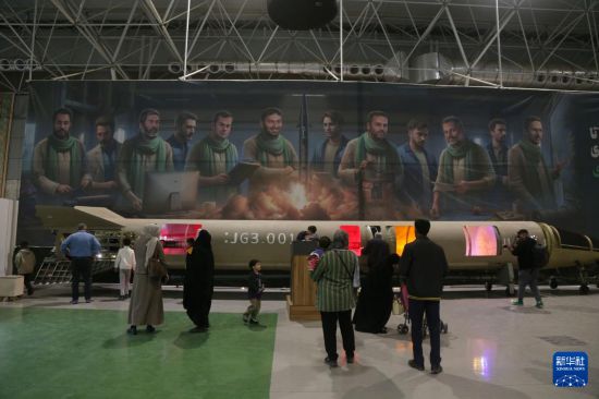 11月12日，民众在伊朗首都德黑兰举办的展览上参观新型导弹。新华社记者 沙达提 摄