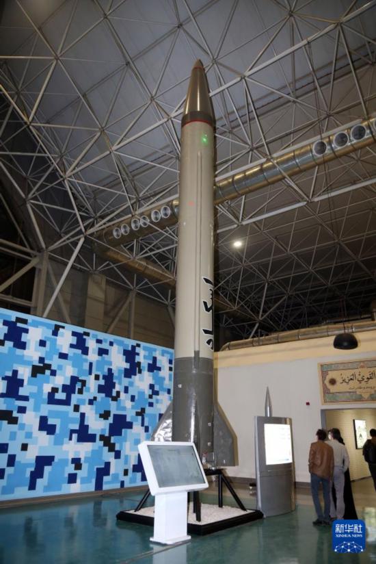 11月12日，民众在伊朗首都德黑兰举办的展览上参观新型导弹。新华社记者 沙达提 摄