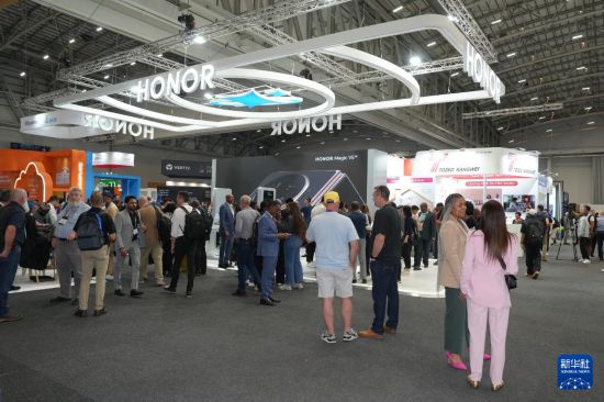 11月11日，在南非开普敦，人们参观2025年非洲科技节上的中国企业展台。新华社记者 王雷 摄