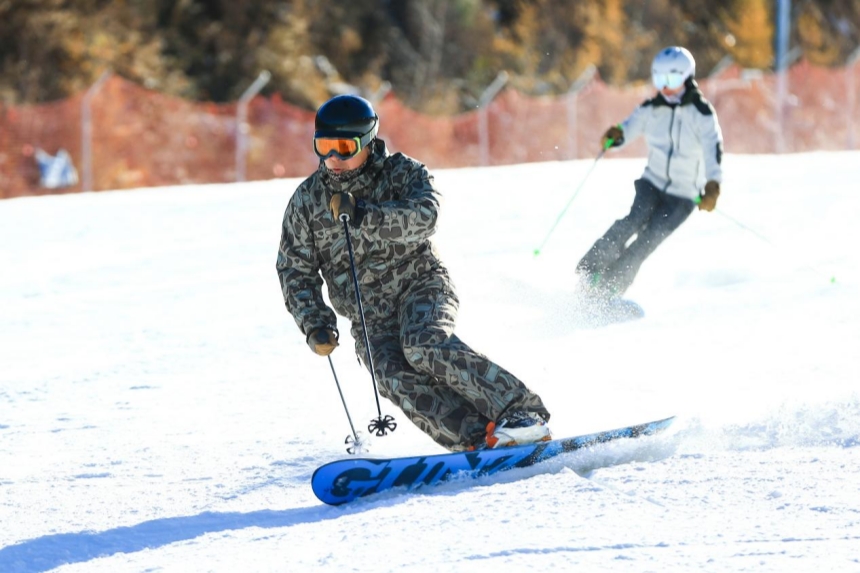 雪友在万龙滑雪场享受滑雪乐趣。崇礼区委宣传部供图