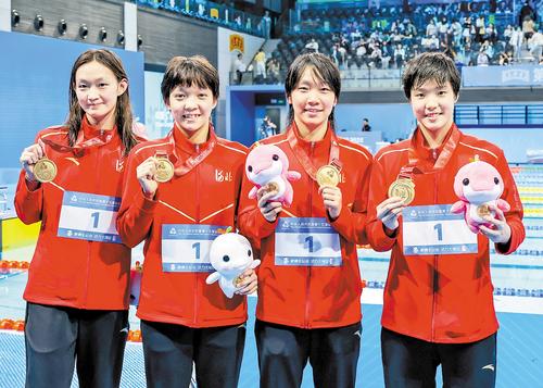 11月14日，河北运动员李冰洁、马永慧、张可、于子迪（从左至右）展示金牌。本报记者 耿辉摄