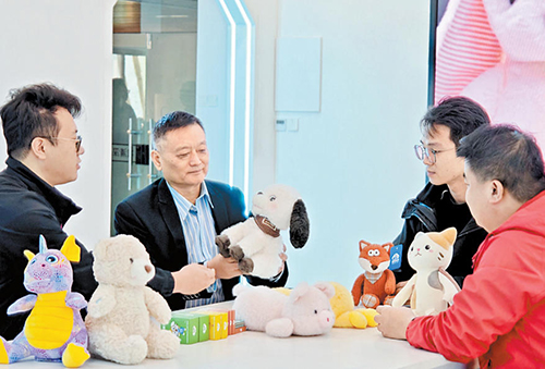 10月15日,海发玩具公司创始人张庆立(左二)与工作人员沟通AI新产品的开发。 本报记者 曹铮摄