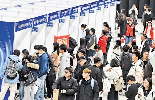 11月15日,第七届雄安新区人才智力交流大会在雄安新区正式启动。图为在雄安新区体育中心体育馆举行的线下招聘会现场。本报记者 刘光昱摄