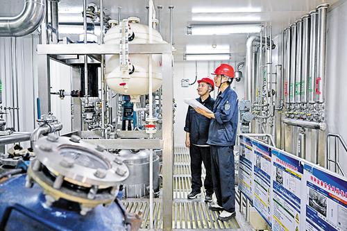 11月1日,京津冀·沧州生物医药产业园,北京斯利安药业有限公司沧州分公司员工正在化学药品原料药制造生产线上忙碌。 本报记者 张 昊摄