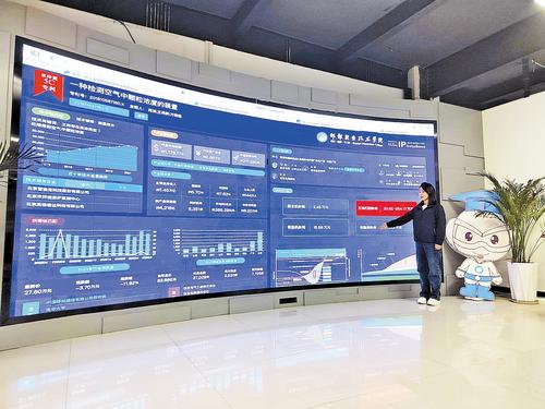 10月24日，邯郸职业技术学院知识产权学院工作人员演示AI+专利转化运用生态服务平台。 本报记者 马彦铭摄