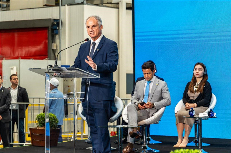 雷诺集团首席增长官、雷诺品牌首席执行官法布里斯·坎博利夫在活动上致辞。 吉利控股集团和吉利汽车控股有限公司供图