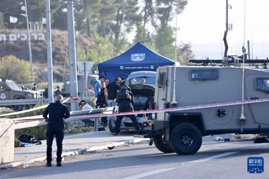 11月18日，在约旦河西岸古什埃齐翁路口，安全人员在袭击现场开展工作。新华社发（贾马尔·阿瓦德摄）