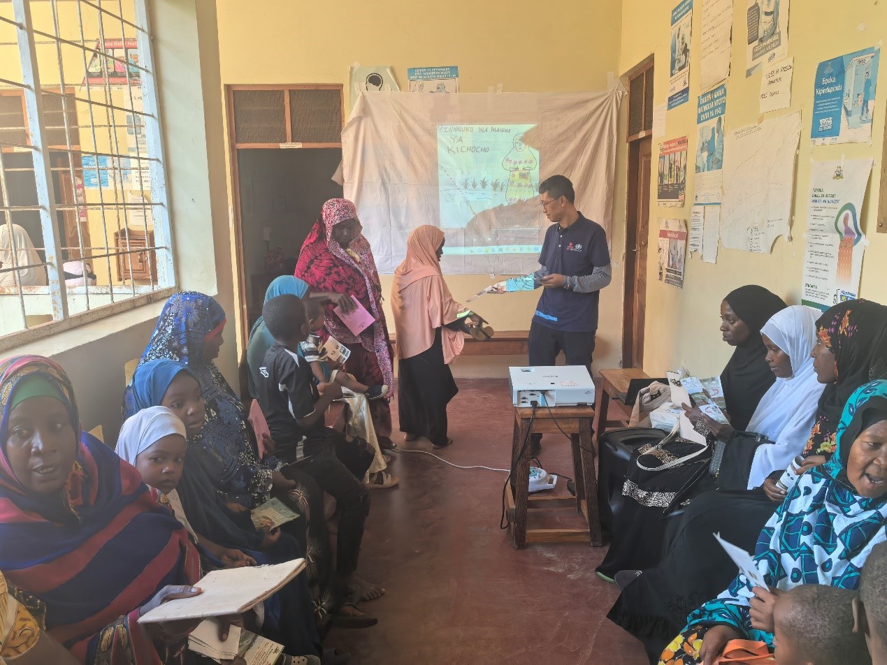 中国医疗卫生专家在讲解传染病防治知识。丁昕 摄