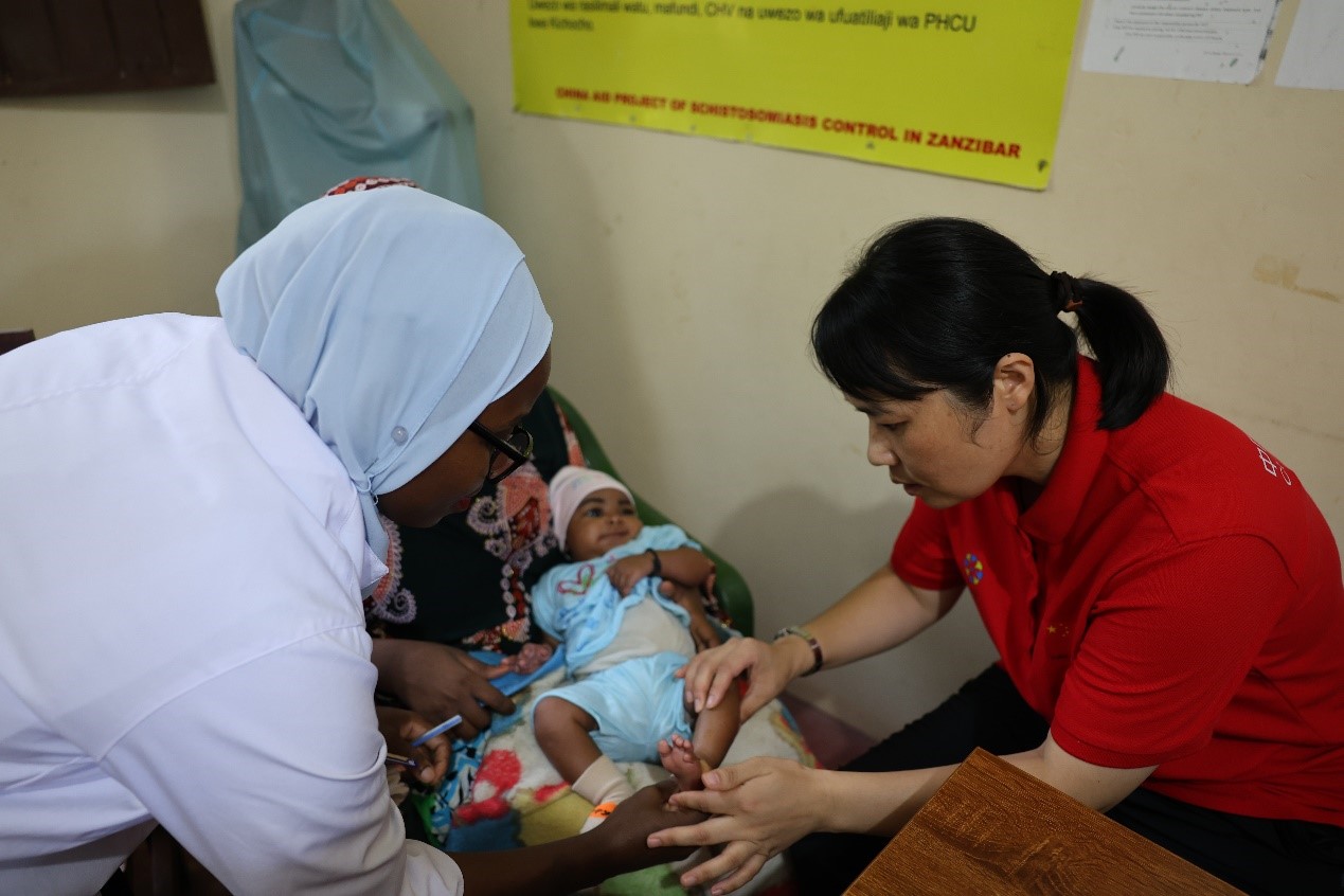 中国医疗卫生专家在为当地一名儿童诊治疾病。侯建文 摄