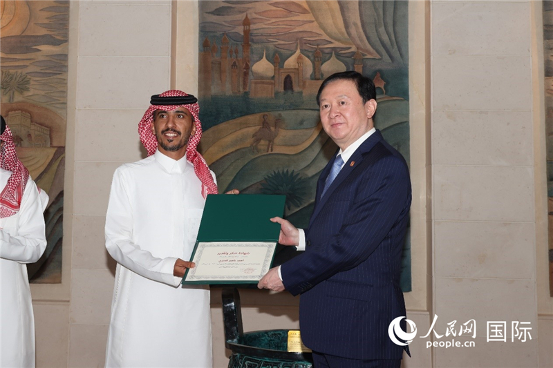 中国驻沙特大使常华向沙特见义勇为青年颁发感谢状。人民网记者任皓宇摄