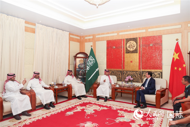 中国驻沙特大使常华同沙特见义勇为青年及中国公民交流慰问。人民网记者任皓宇摄