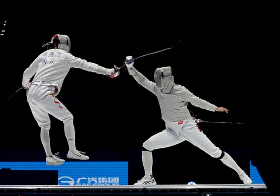 男子佩剑个人决赛中，山东选手魏振浩战胜香港选手获得冠军
