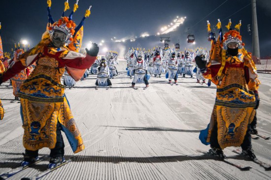 11月21日，滑雪者身着京剧服饰在中旅松花湖度假区进行滑雪表演。新华社记者许畅 摄