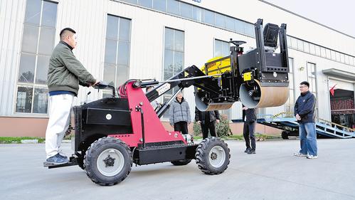 11月12日，智捷智能科技香河有限公司工作人员在室外场地对智能搬运叉车进行调试。本报记者 刘 英摄