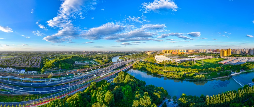 石家庄北三环跨太平河段，现代交通动脉与自然生态在此完美交融。曹校辉摄