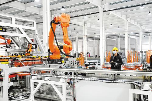 11月21日，安平县共享智造工厂车间内，技术人员正操作自动化焊接设备生产护栏网。 本报记者 焦磊摄