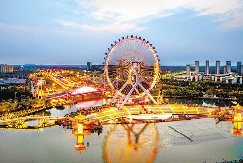 11月6日晚，唐山市河头老街景区灯火辉煌，游客络绎不绝。本报记者 赵杰摄