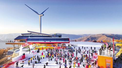 11月22日，在雪如意滑雪场，游客参加落日派对。鲍志超摄