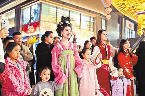 11月12日晚，游客在邯郸道历史文化街区观赏文艺表演。 本报记者 赵永辉摄