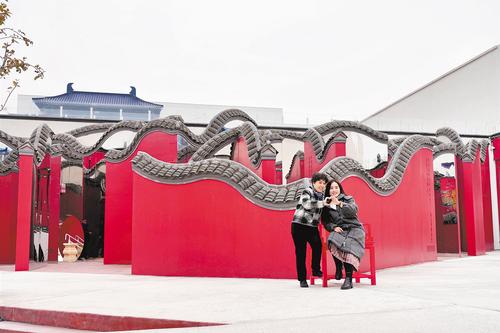 11月6日，游客在只有红楼梦·戏剧幻城打卡拍照。 本报记者 王伟摄