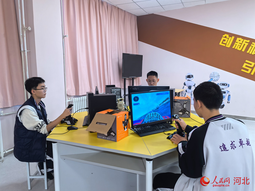 衡水中学模拟飞行社团，同学们正在练习。人民网记者 商帆摄