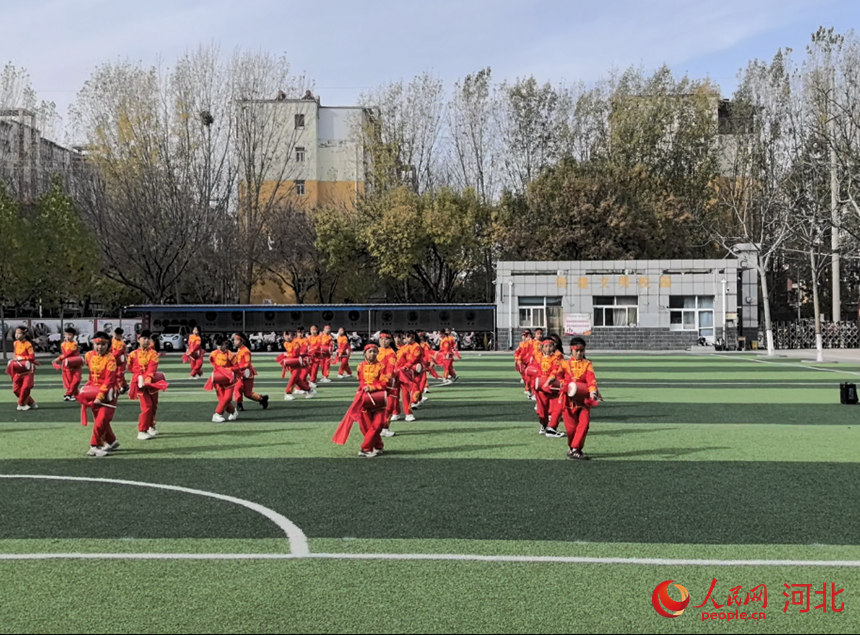 枣强县第八小学同学们在腰鼓社团练习。人民网记者 商帆摄