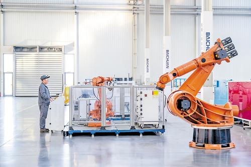 11月25日，唐山百川机器人共享工厂内，工人在测试机器人产品性能。 本报记者 赵 杰摄