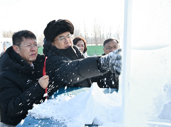 许勤来到冰雪大世界施工现场了解工期进展。