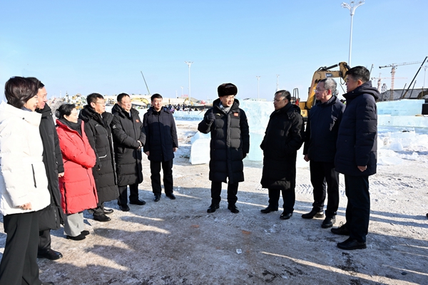 许勤在冰雪大世界施工现场了解工程安全措施落实情况。