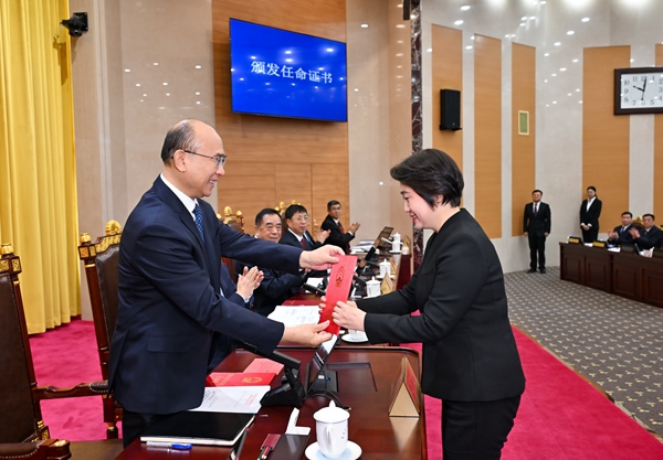 许勤向新任命人员颁发任命证书。