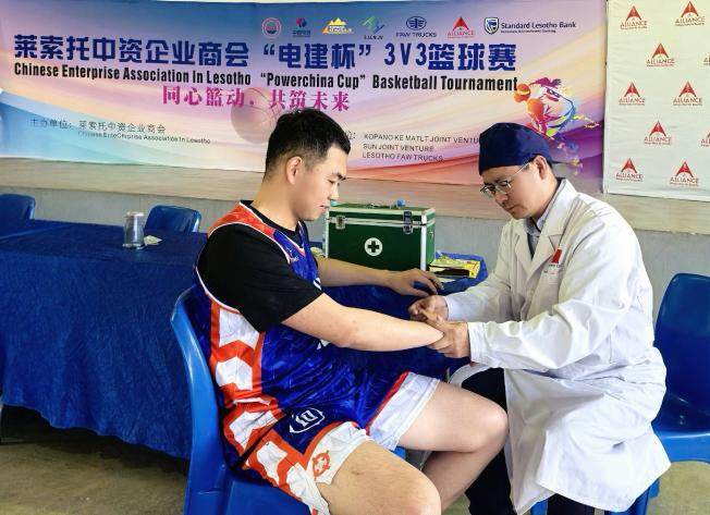 左昌俊为腕部受伤运动员进行包扎。中国（湖北）第19批援莱索托医疗队供图