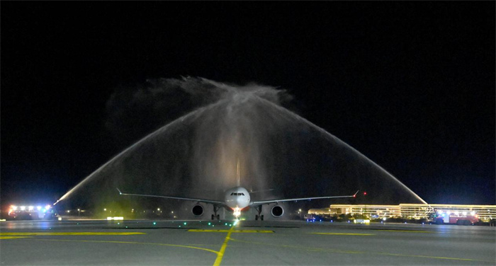 11月30日晚，马斯喀特国际机场为来自北京大兴国际机场的首航航班举行隆重的“过水门”仪式。阿曼机场公司供图