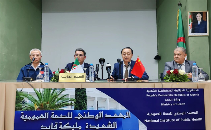 阿尔及利亚卫生部长马斯欧达尼（左二）、中国驻阿尔及利亚大使董广利（右二）出席中国第28批援阿医疗队离任欢送会。中国驻阿尔及利亚大使馆供图