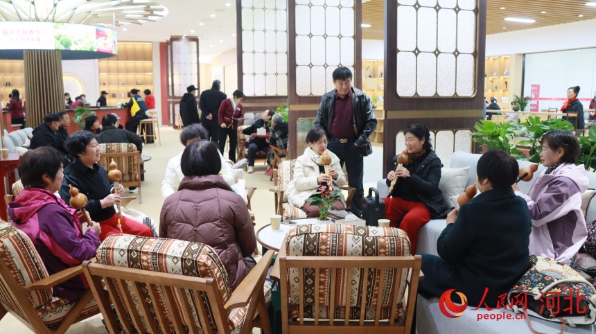 长者在福天下（正定）颐养项目内排练音乐。人民网记者 朱延生摄