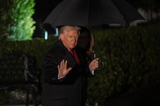 11月25日,在美国首都华盛顿,美国总统特朗普离开白宫。新华社记者胡友松摄