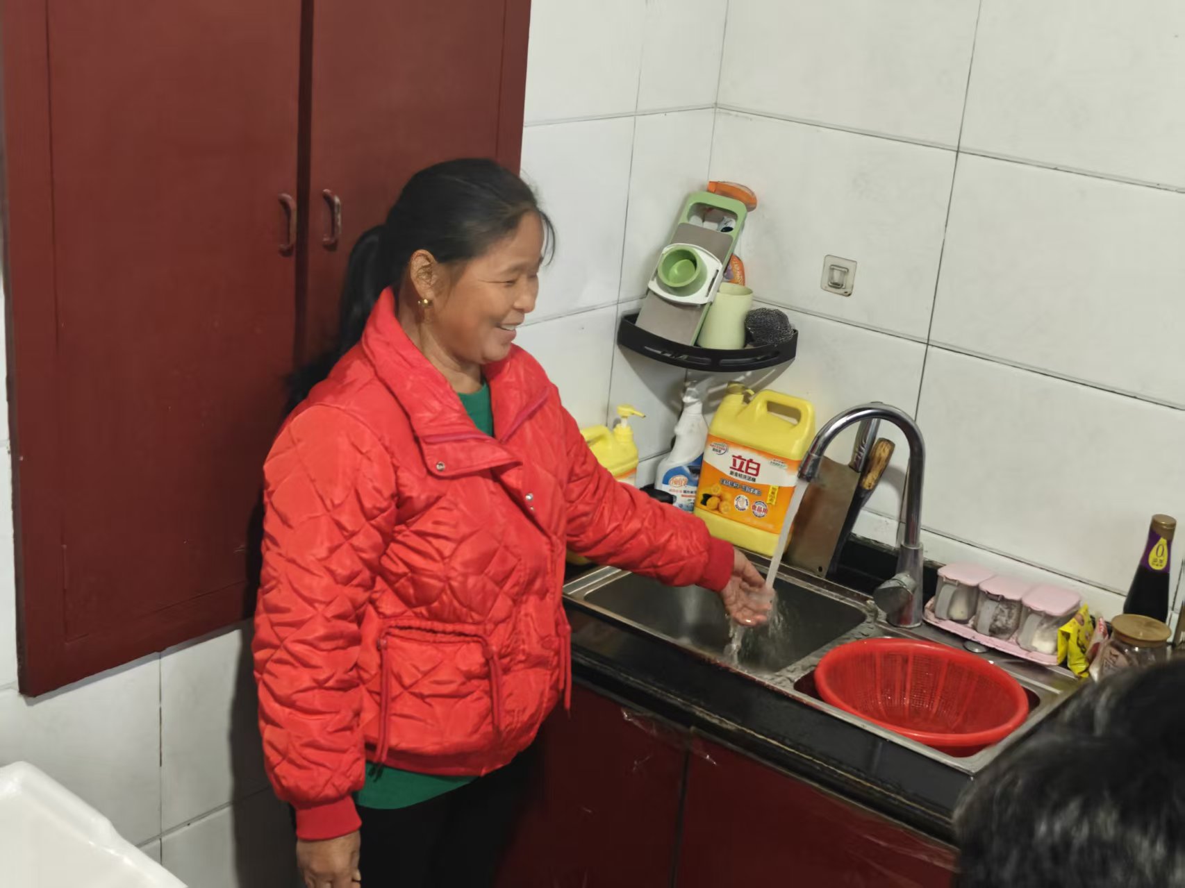 湖南省长沙市望城区乌山街道双兴村村民陈翠余展示自家的自来水管。受访者供图