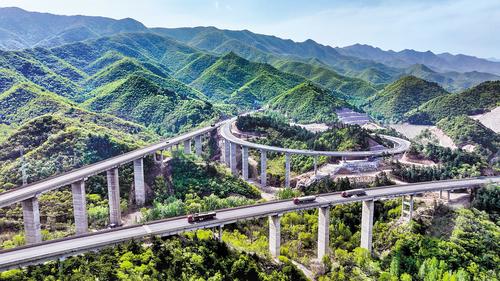 全长约184公里的京蔚高速全线通车后,打通了北京通向河北的“西大门”。图为不久前车辆行驶在京蔚高速与张涿高速互通枢纽。(本报资料片) 本报记者 耿辉摄