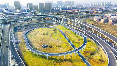 12月10日拍摄的位于石家庄市西三环与和平西路交叉口的环城绿道。当日,石家庄101公里环城绿道实现了全线贯通。 本报记者 田明摄