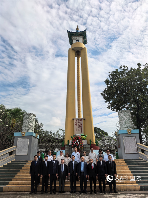 中国驻菲律宾使馆外交官祭奠1942年惨遭日军杀害的中国驻马尼拉总领事杨光泩等8位外交官。人民网记者樊帆 摄