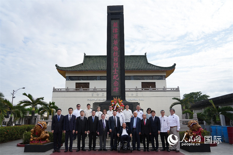 中国驻菲律宾使馆外交官祭奠菲律宾华侨抗日游击支队英烈。人民网记者樊帆 摄