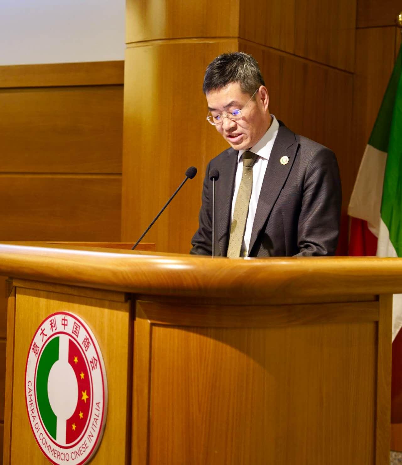 意大利中国商会会长程煊介绍《2025年在意中资企业发展报告》内容。 主办方供图