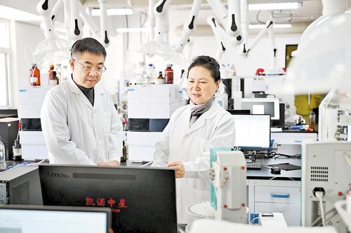 12月14日，孙凤霞（右）和爱人宋志永在实验室分析光刻胶材料数据。本报记者 赵永辉摄