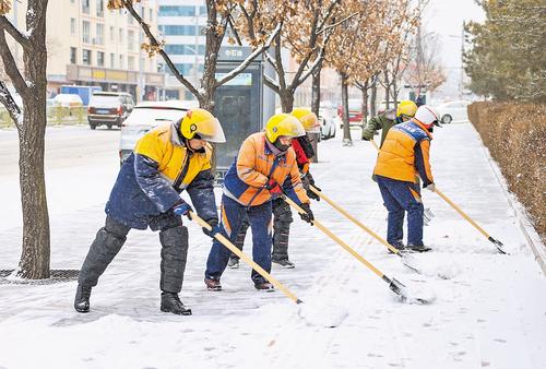 12月12日，张家口市崇礼区环卫工人在清理积雪。当日，张家口市迎来降雪天气，张家口市环卫、交通等部门出动人员、车辆及时清理道路积雪，确保城市路网安全畅通。本报记者 耿 辉摄