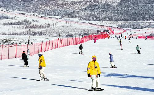 12月13日,滑雪爱好者在张家口市崇礼区雪如意滑雪场乐享雪趣。当日,2025—2026雪季河北省冰雪运动嘉年华的首场专场活动“冬季到河北来玩雪 奔赴百场冰雪赛事”专场活动(张家口站),在国家跳台滑雪中心“雪如意”启动。本报记者 耿辉摄